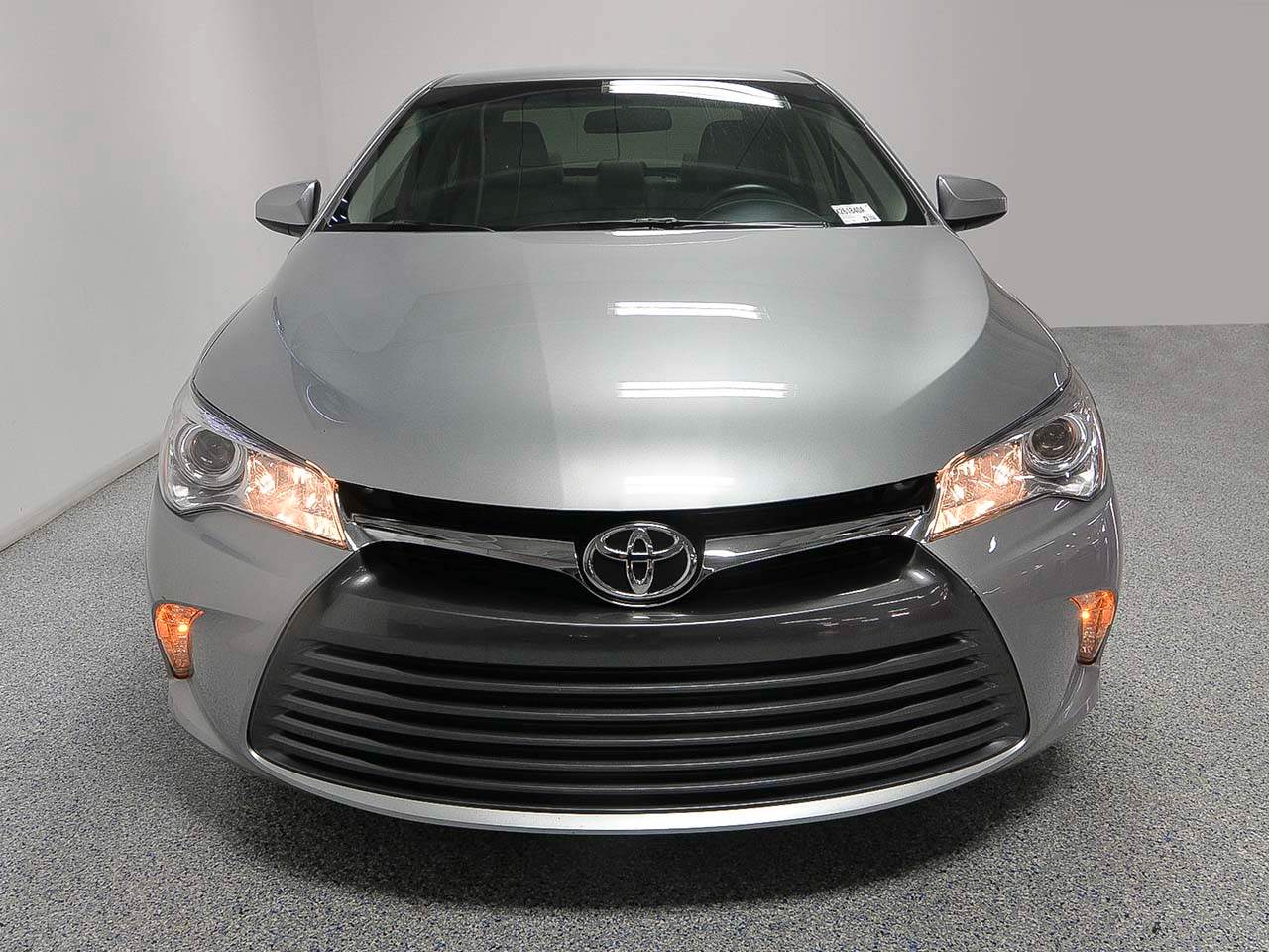 2016 Toyota Camry LE photo 2