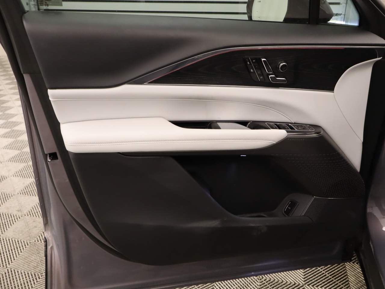 2024 Cadillac LYRIQ Luxury 1