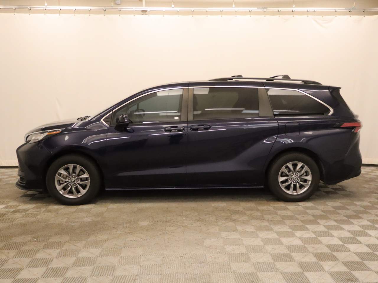 2022 Toyota Sienna LE 8-Passenger
