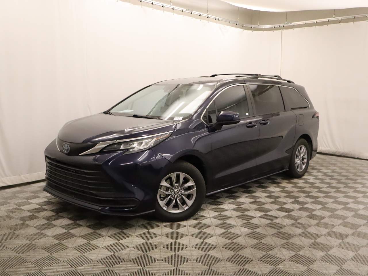 2022 Toyota Sienna LE 8-Passenger