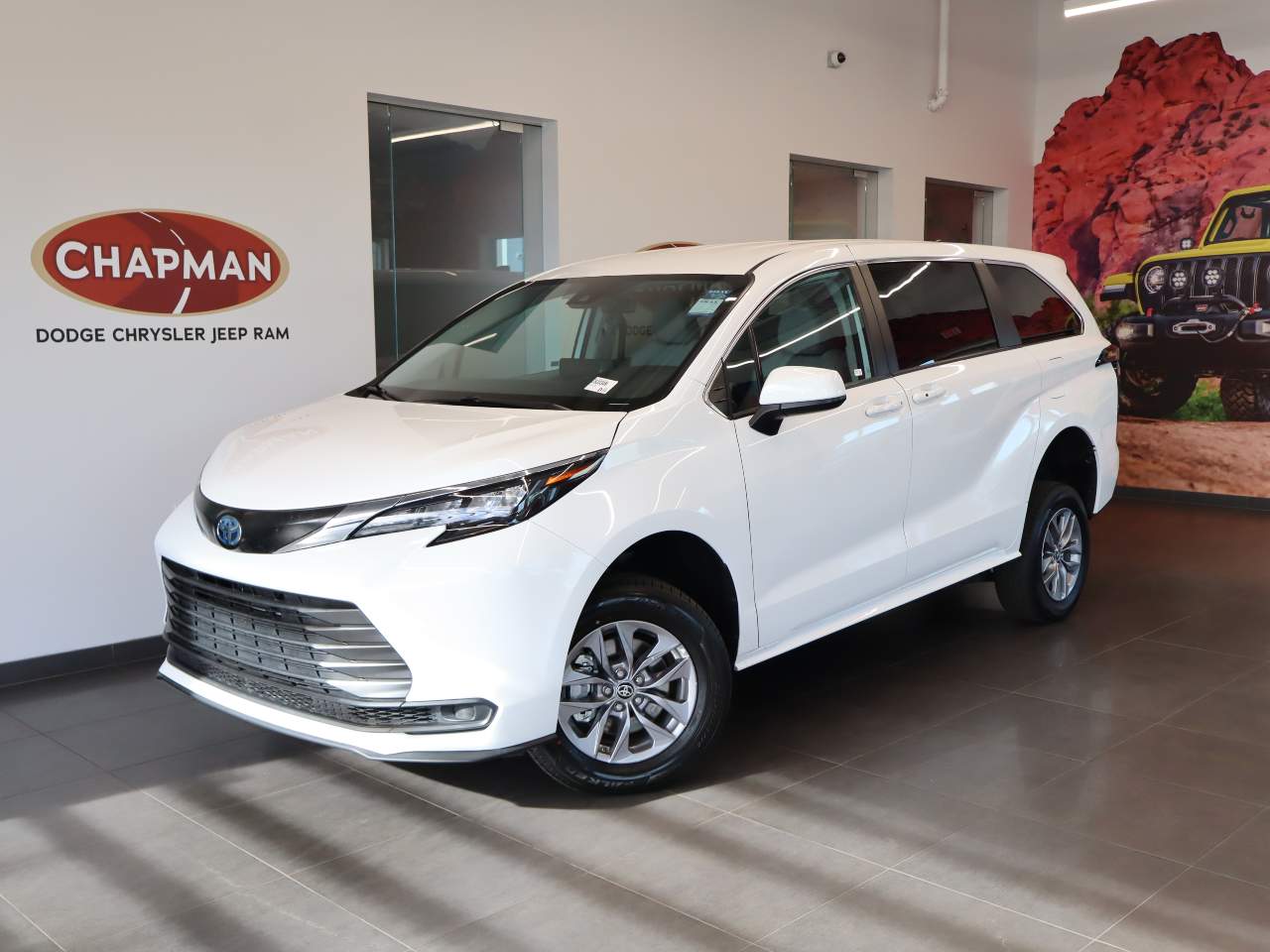 2024 Toyota Sienna LE's photo
