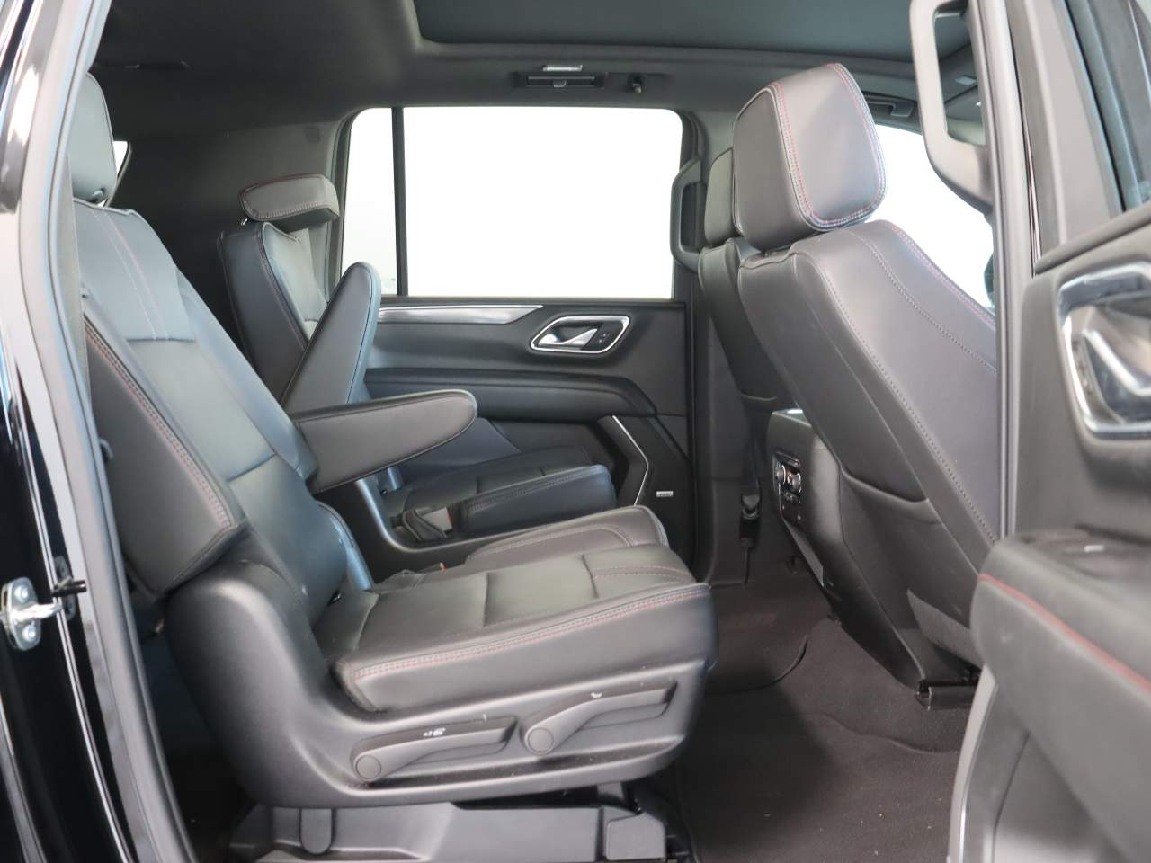 2023 Chevrolet Suburban RST - Photo 18
