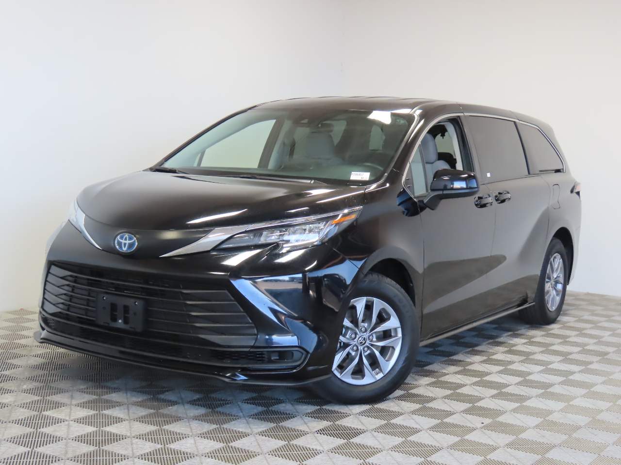2023 Toyota Sienna LE 8-Passenger
