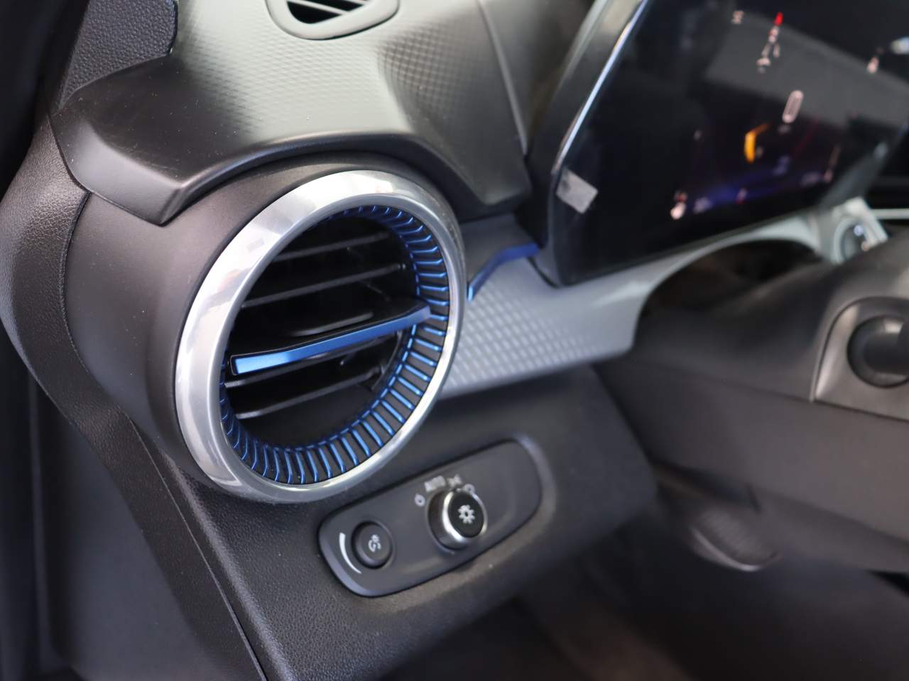 2024 Chevrolet Trax LT - Photo 13