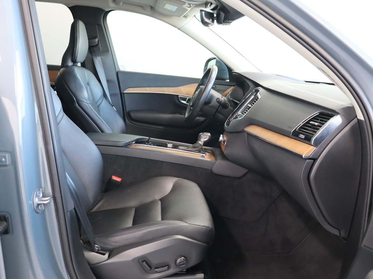 2022 Volvo XC90 T6 Momentum 7-Passenger