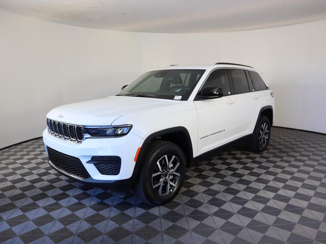2027 Jeep Grand Cherokee Laredo