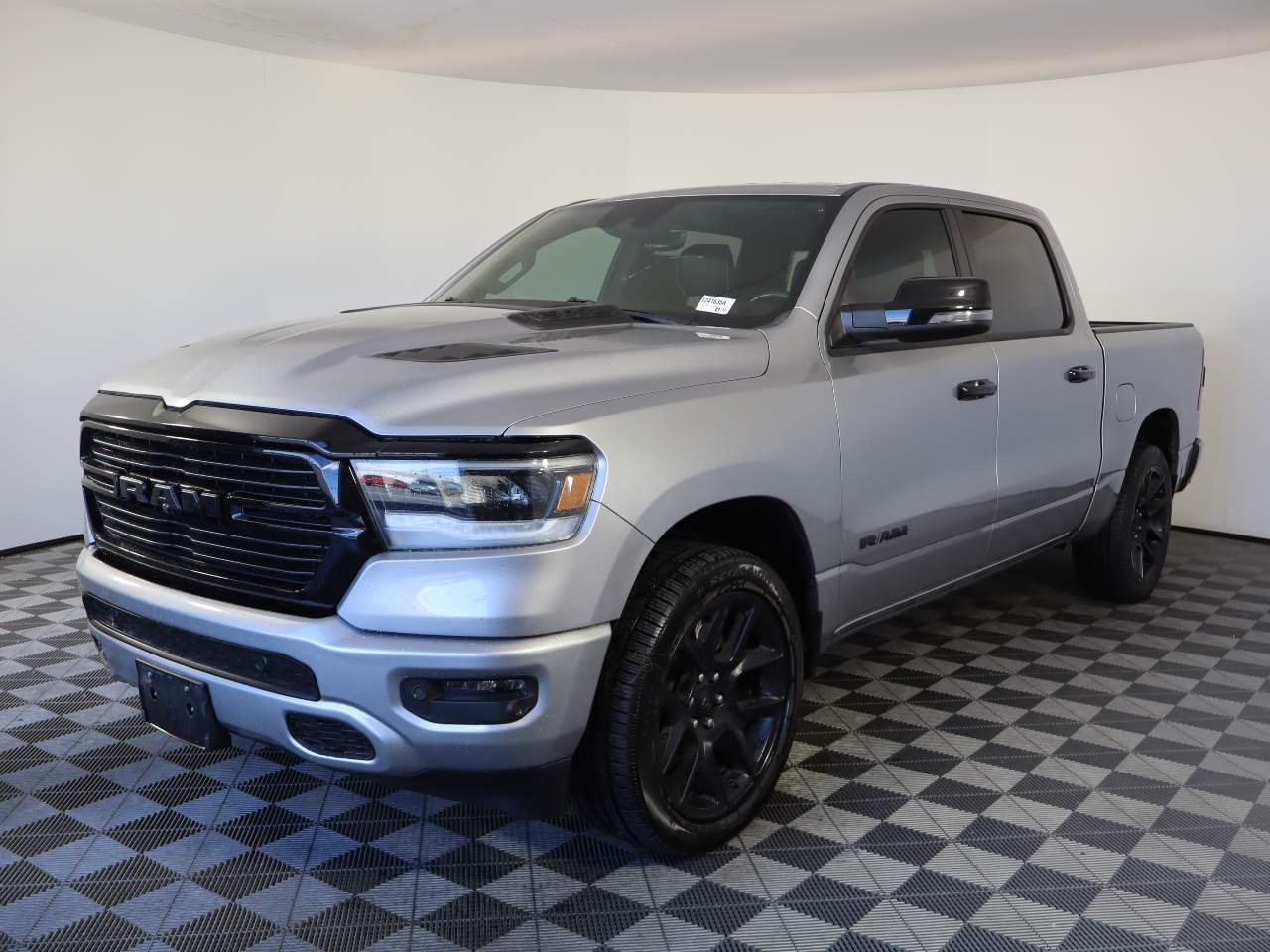 2024 RAM 1500 Laramie 4x4 Crew Cab 5'7's photo
