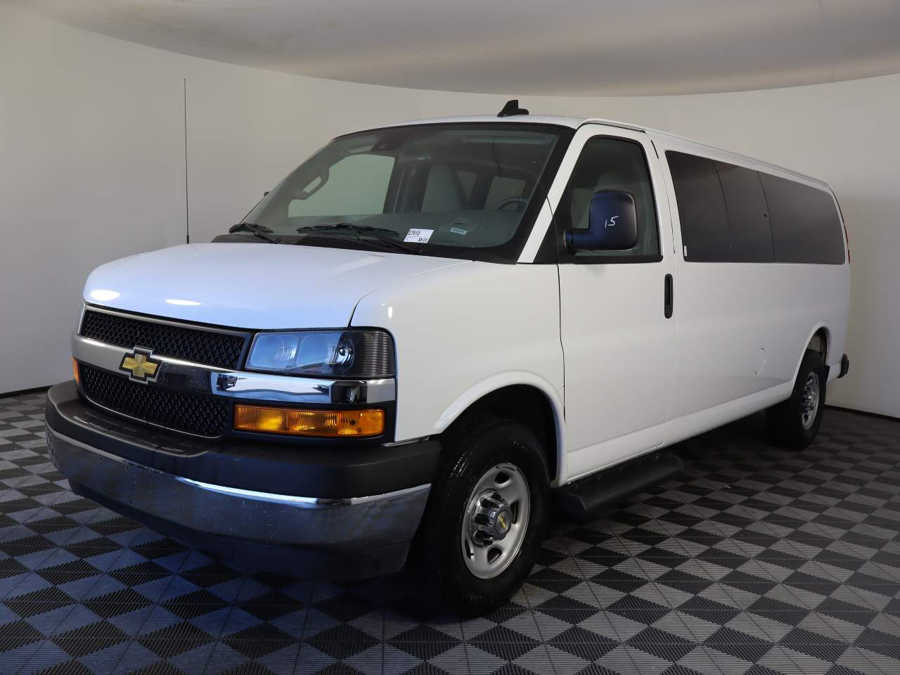 2025 Chevrolet Express 3500 LT Extended's photo