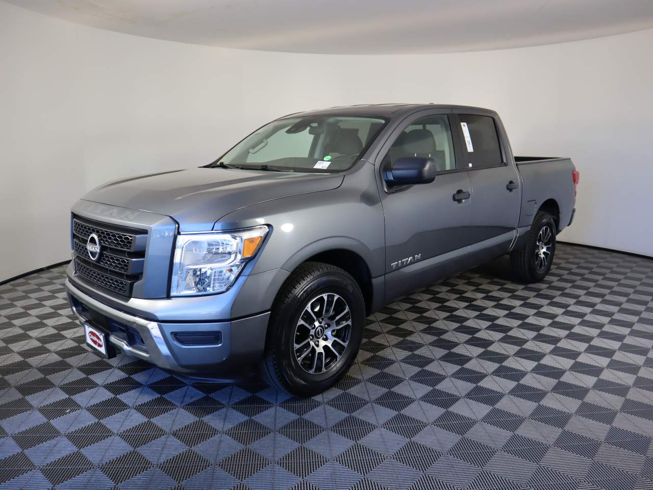 2023 Nissan Titan SV's photo