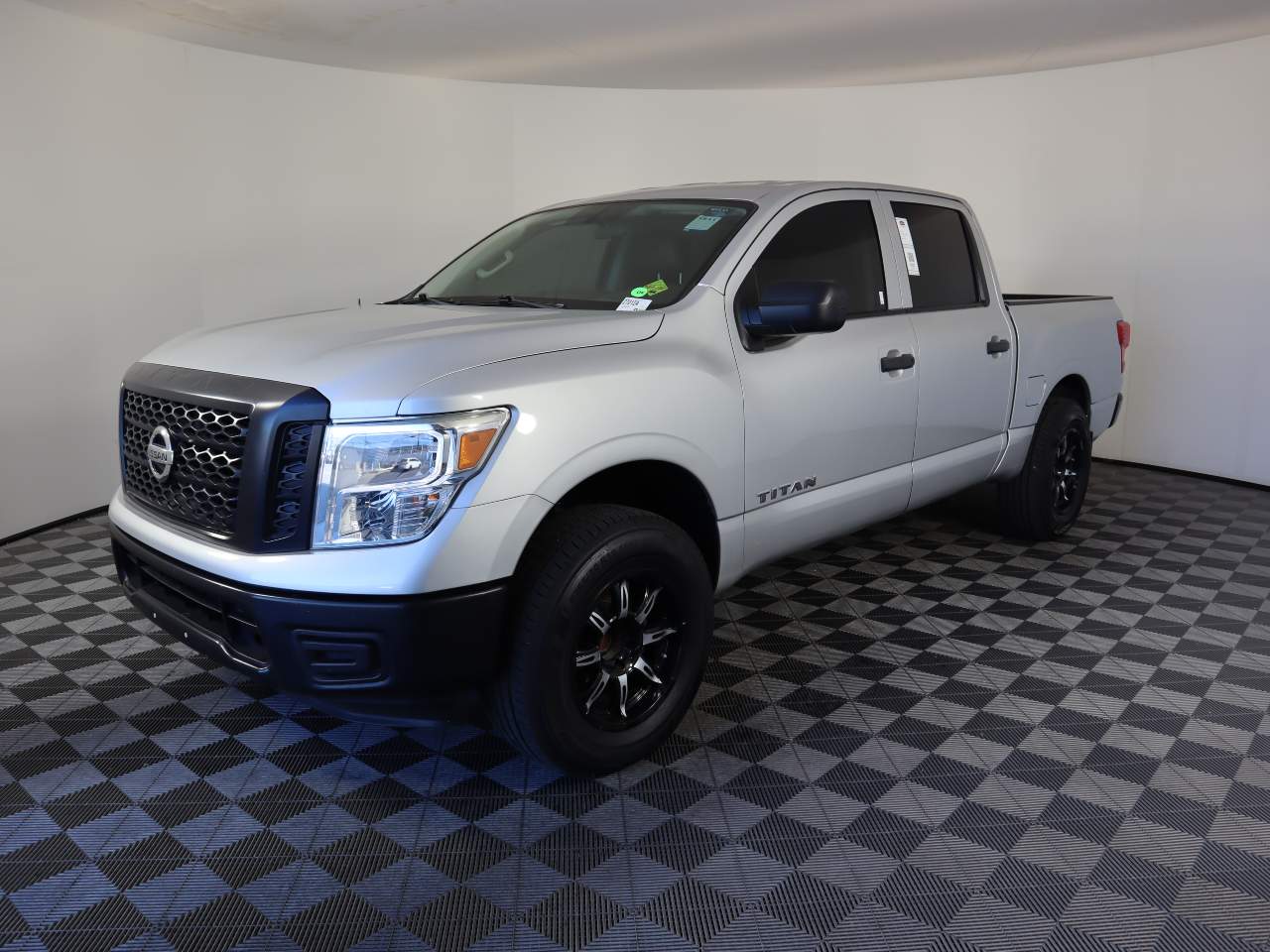 2018 Nissan Titan S's photo