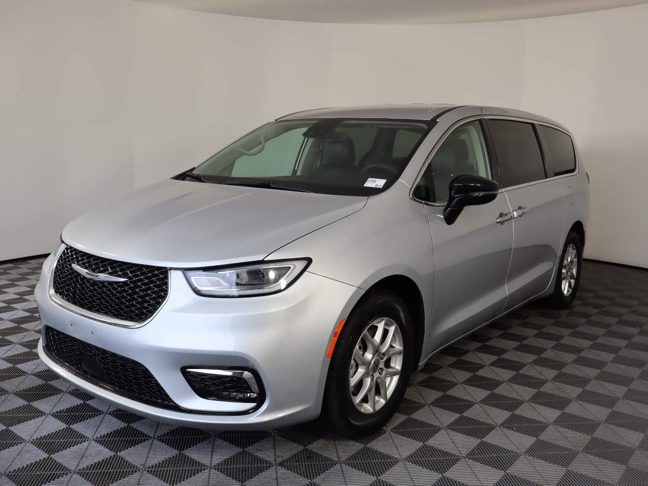 2024 Chrysler Pacifica Touring L's photo