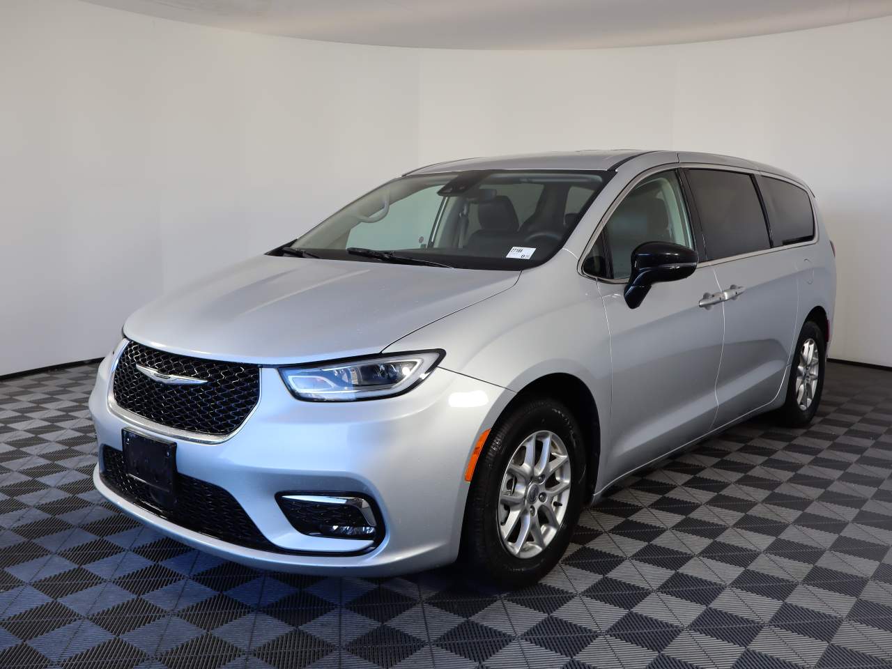 2024 Chrysler Pacifica Touring L's photo