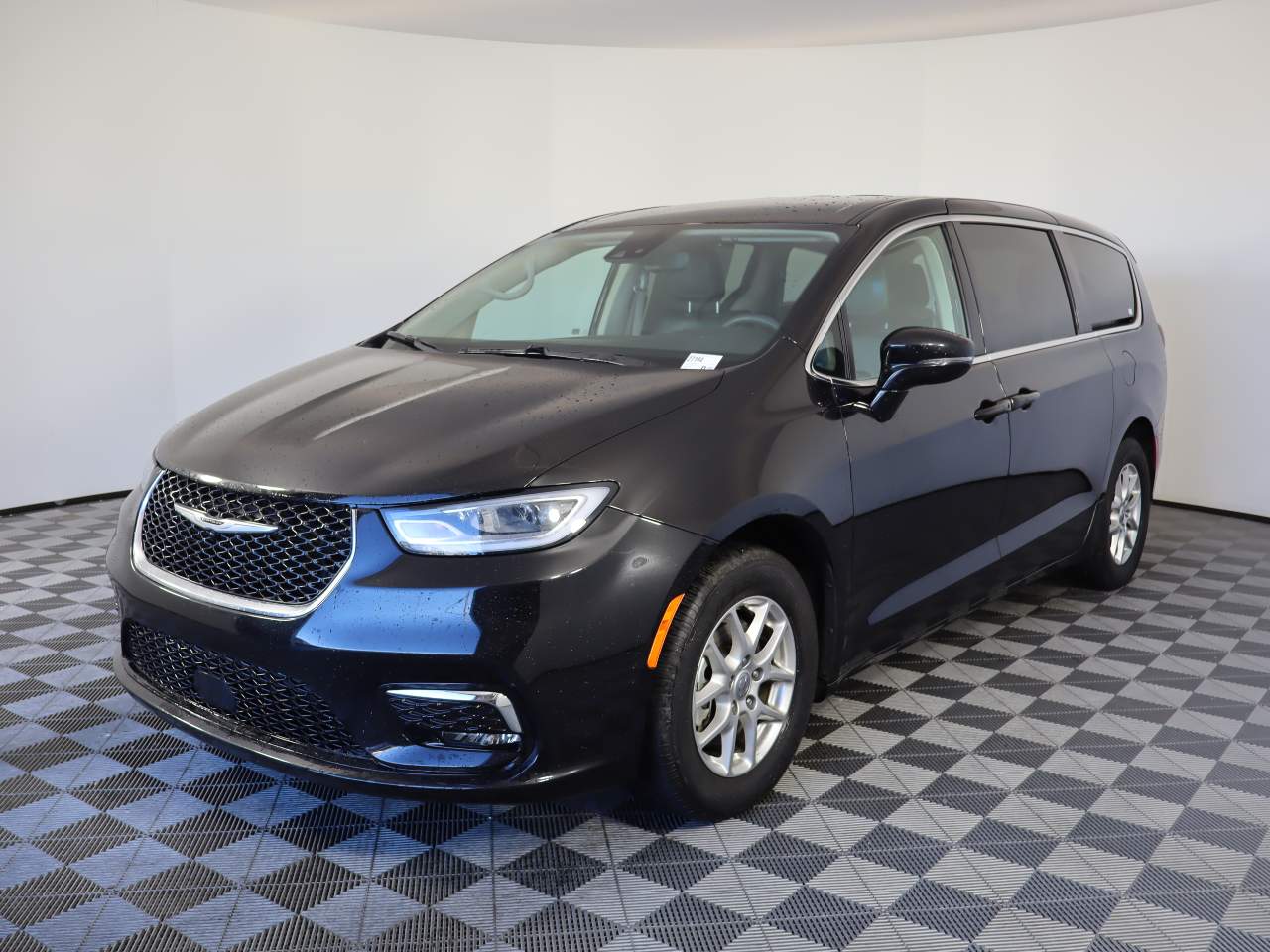 2024 Chrysler Pacifica Touring L's photo