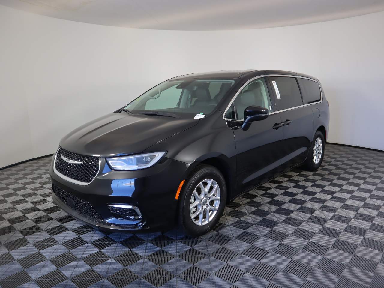 2023 Chrysler Pacifica Touring L's photo