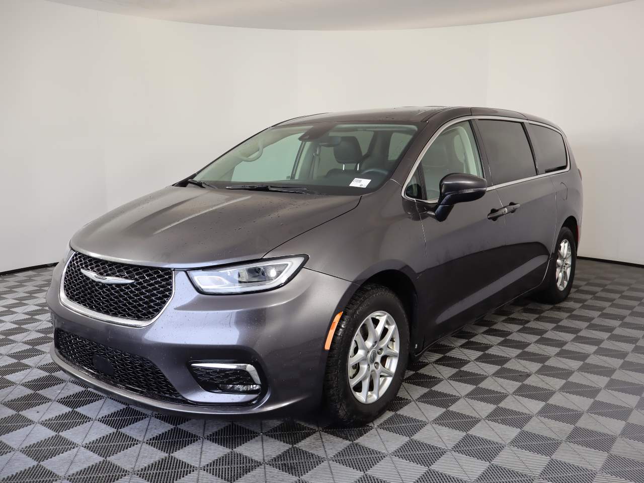 2023 Chrysler Pacifica Touring L's photo