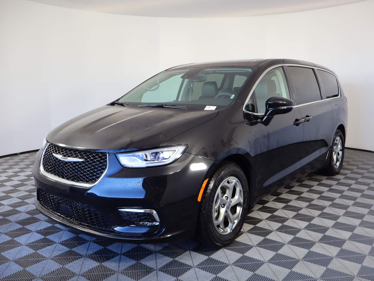 2024 Chrysler Pacifica Limited's photo