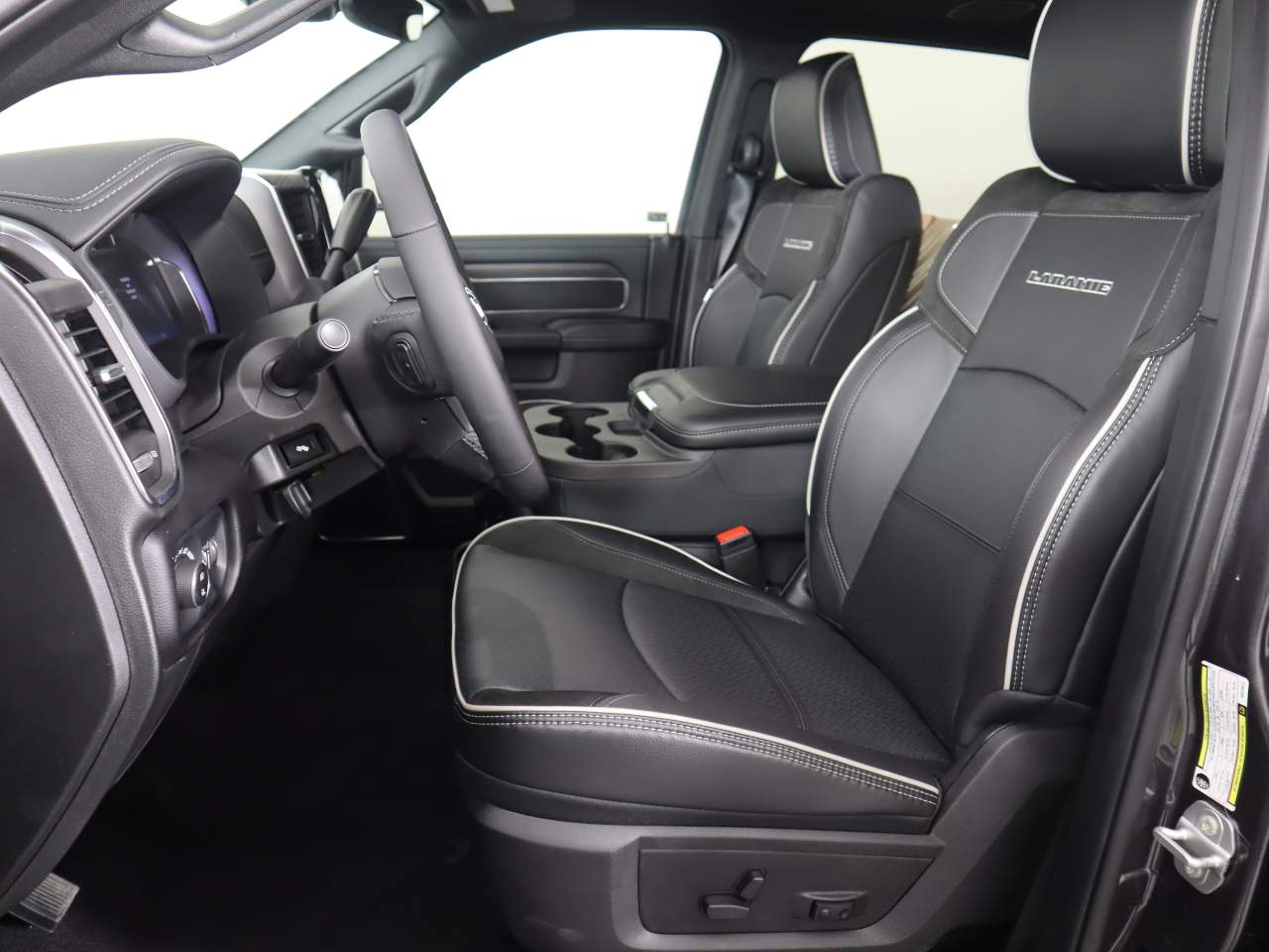 2025 RAM 3500 Laramie - Photo 9