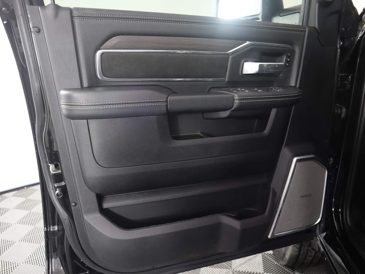 2025 RAM 2500 Laramie - Photo 7