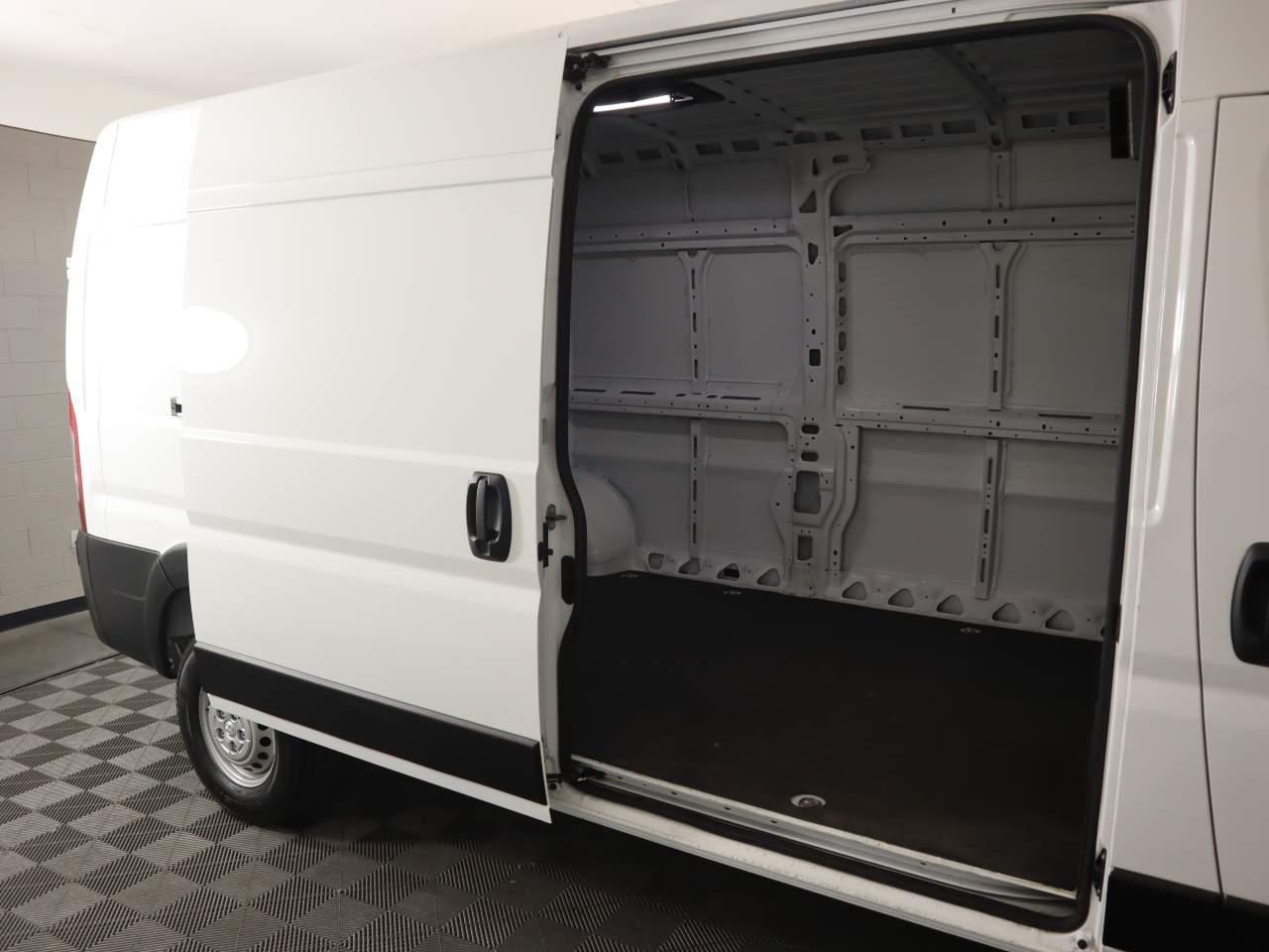 View vehicle photo 7