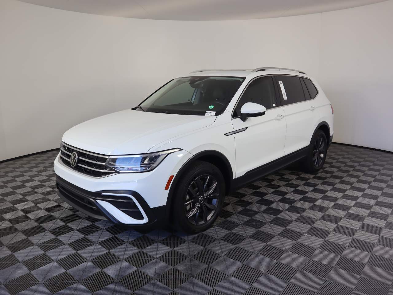 Pure White 2022 Volkswagen Tiguan SE FWD SUV / Crossover Front-Wheel Drive 8-Speed Automatic