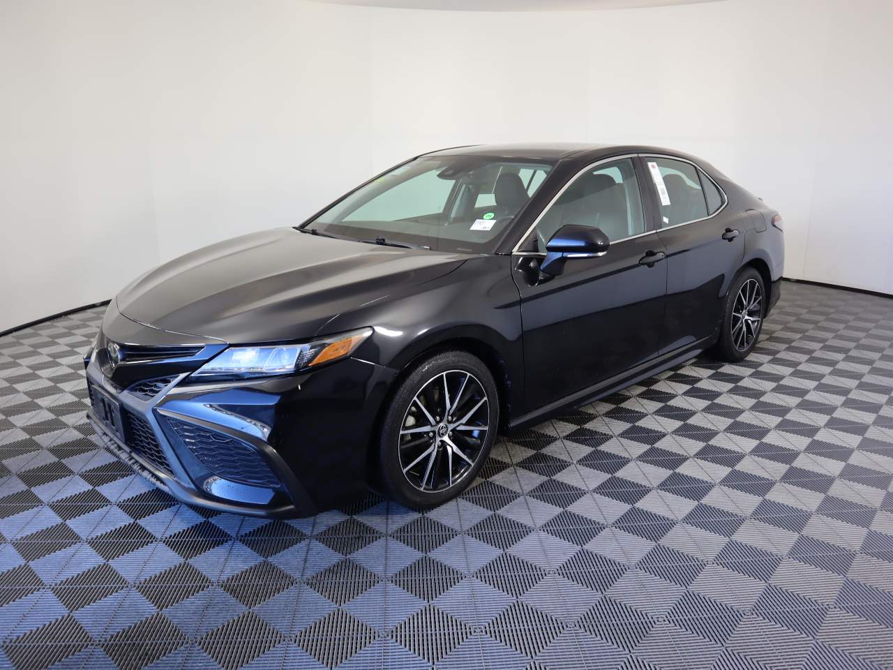 2022 Toyota Camry SE's photo