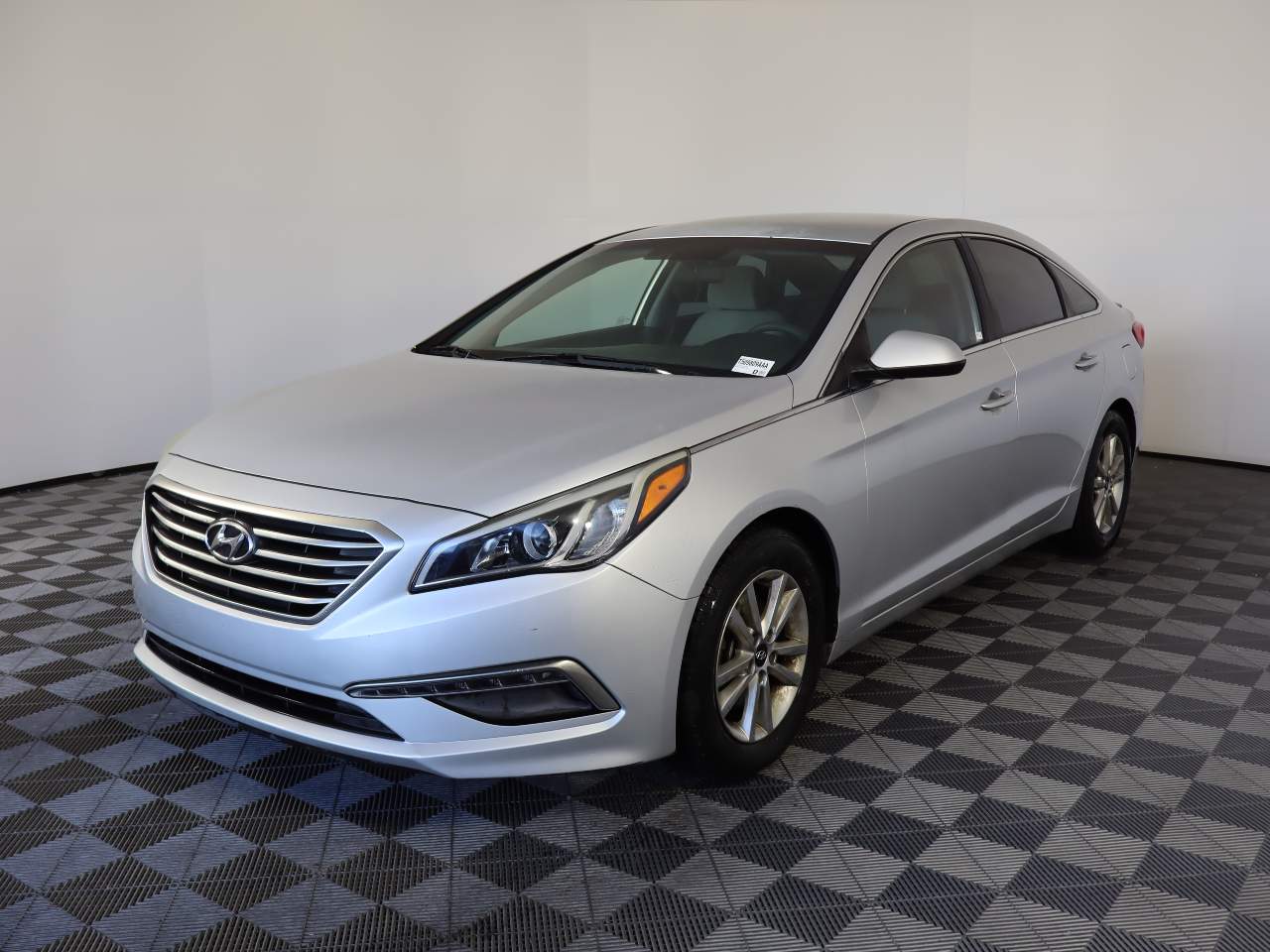 Symphony Silver 2015 Hyundai Sonata SE FWD Sedan Front-Wheel Drive 6-Speed Automatic