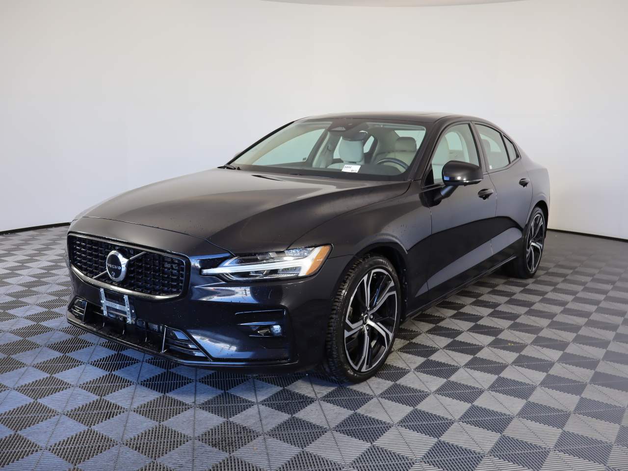 2024 Volvo S60 B5 Plus Dark Theme