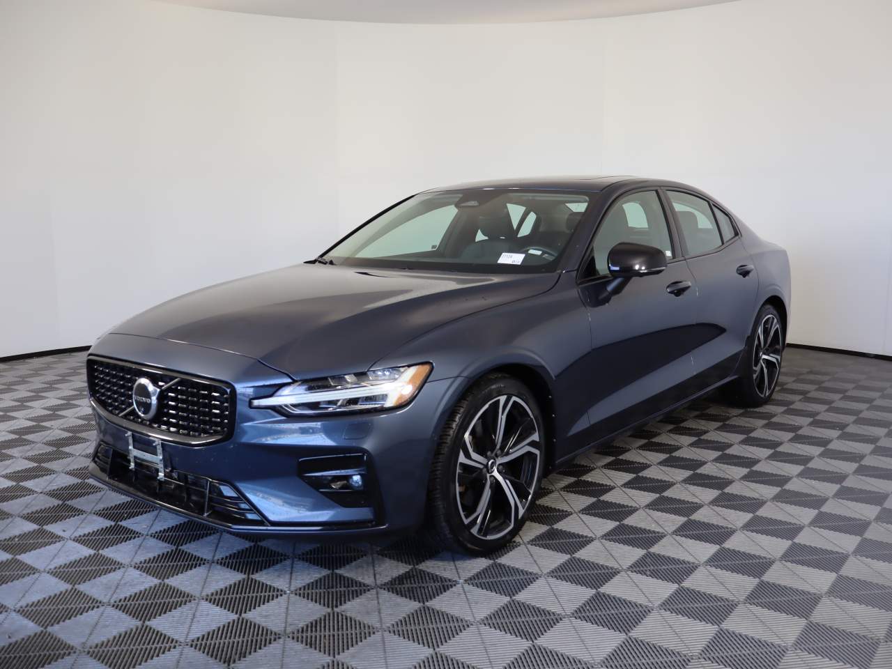 2024 Volvo S60 B5 Plus Dark Theme
