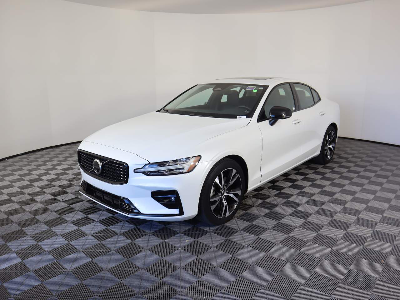 2024 Volvo S60 B5 Plus Dark Theme