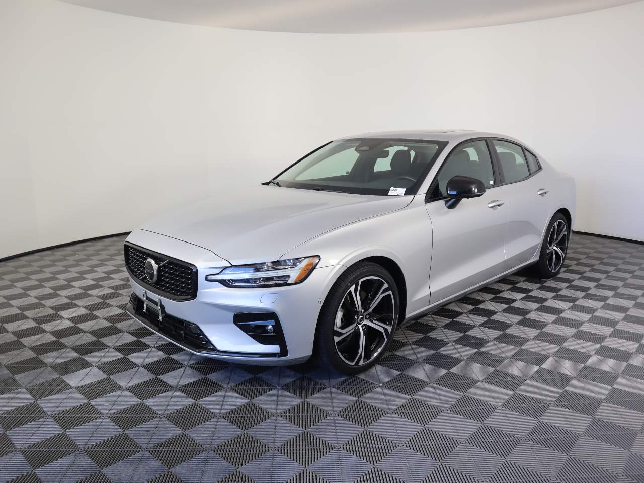 2024 Volvo S60 B5 Plus Dark Theme