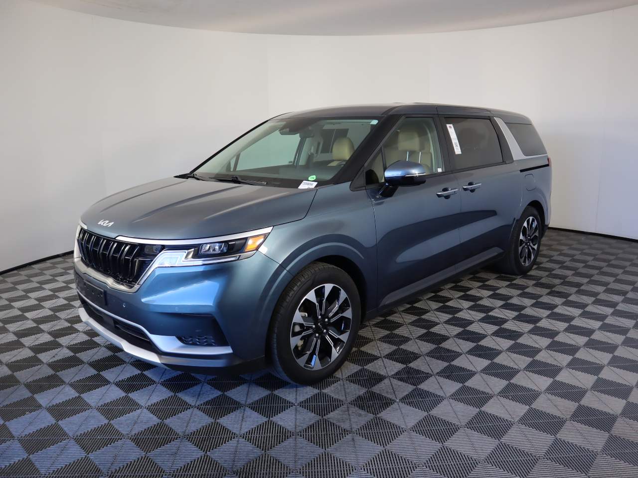 2024 Kia Carnival EX's photo