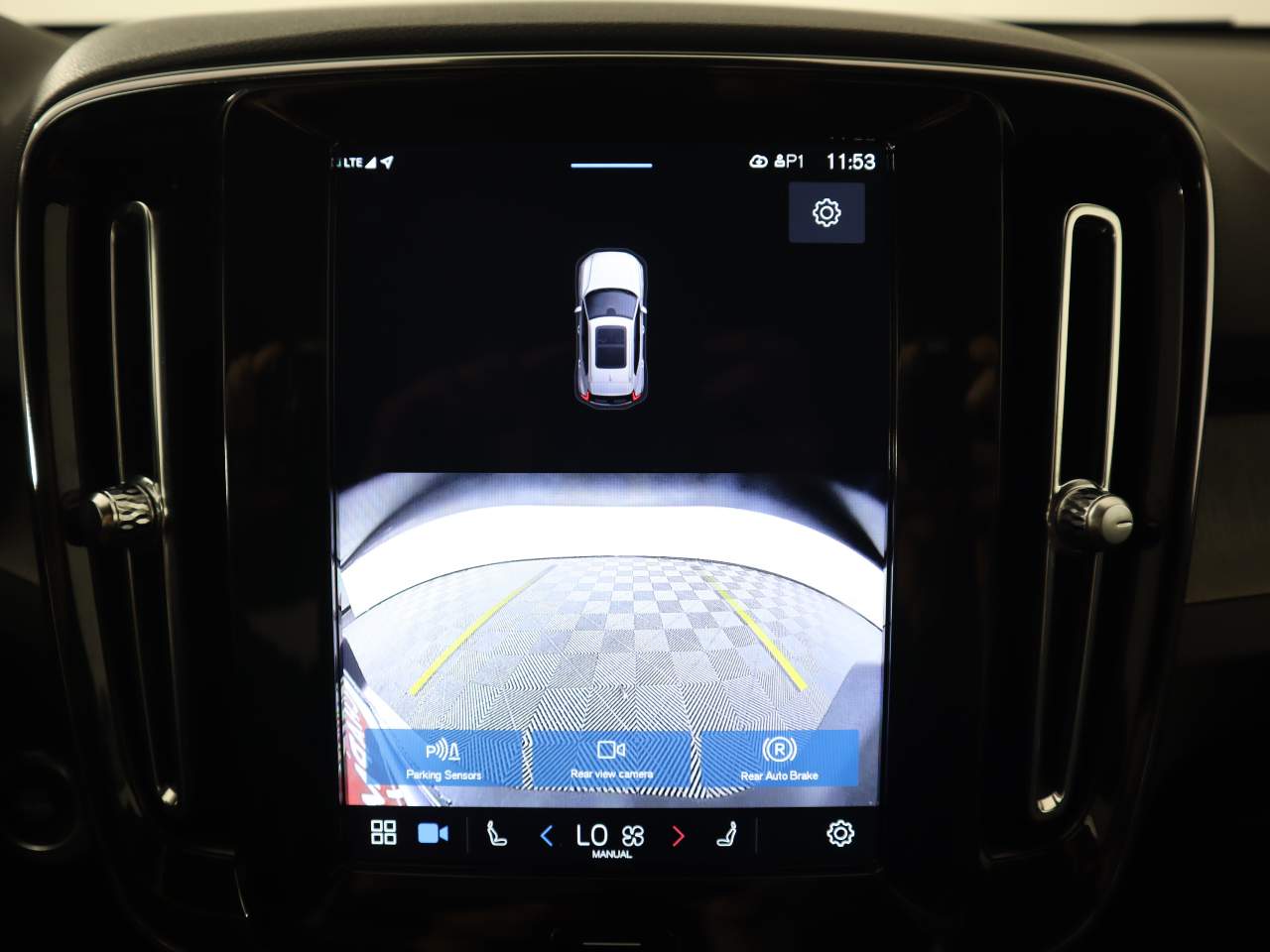 2024 Volvo XC40 B5 Core Dark Theme