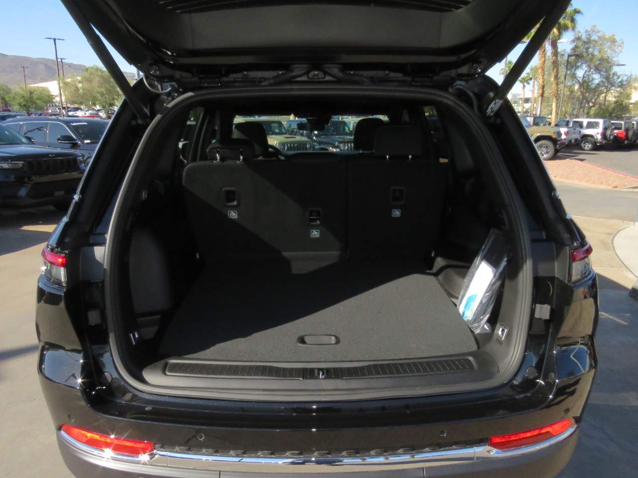 2025 Jeep Grand Cherokee Laredo - Photo 19