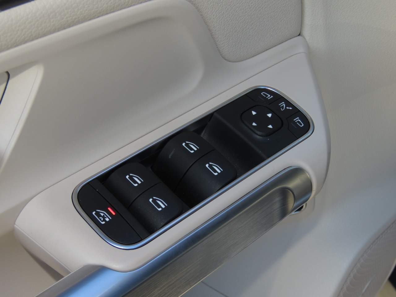 2025 Mercedes-Benz EQB 300 4MATIC