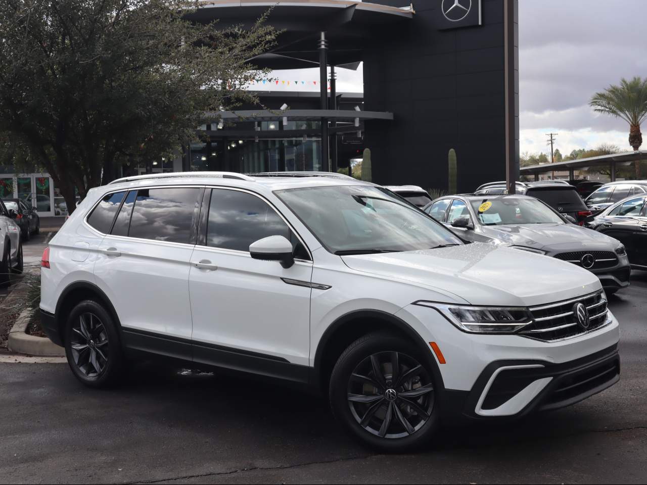 2023 Volkswagen Tiguan SE's photo