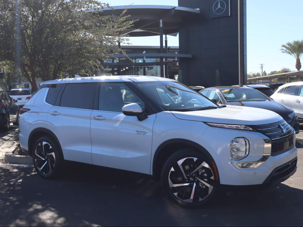 2024 Mitsubishi Outlander Plug-in Hybrid SE's photo