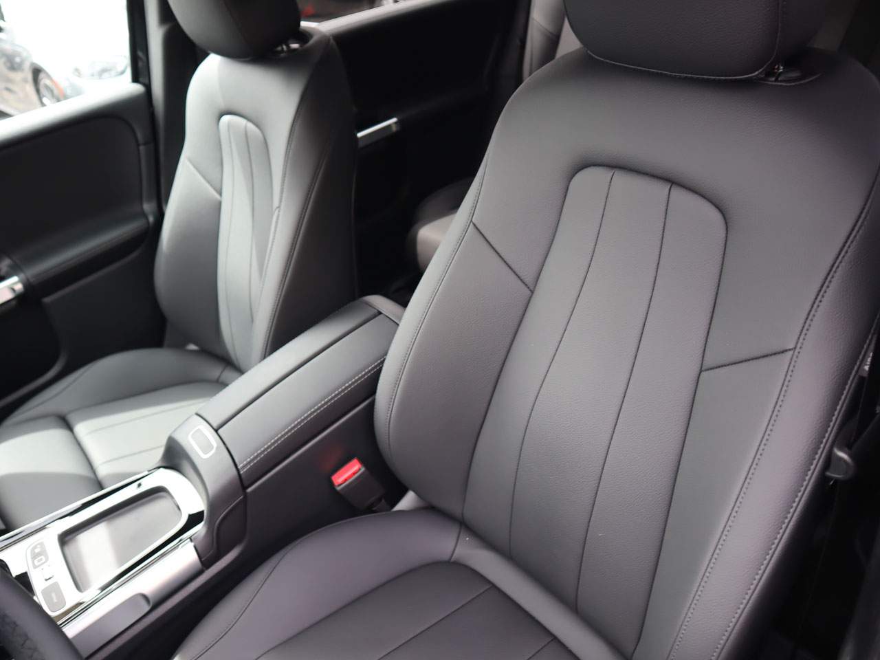 2025 Mercedes-Benz GLB Base - Photo 17