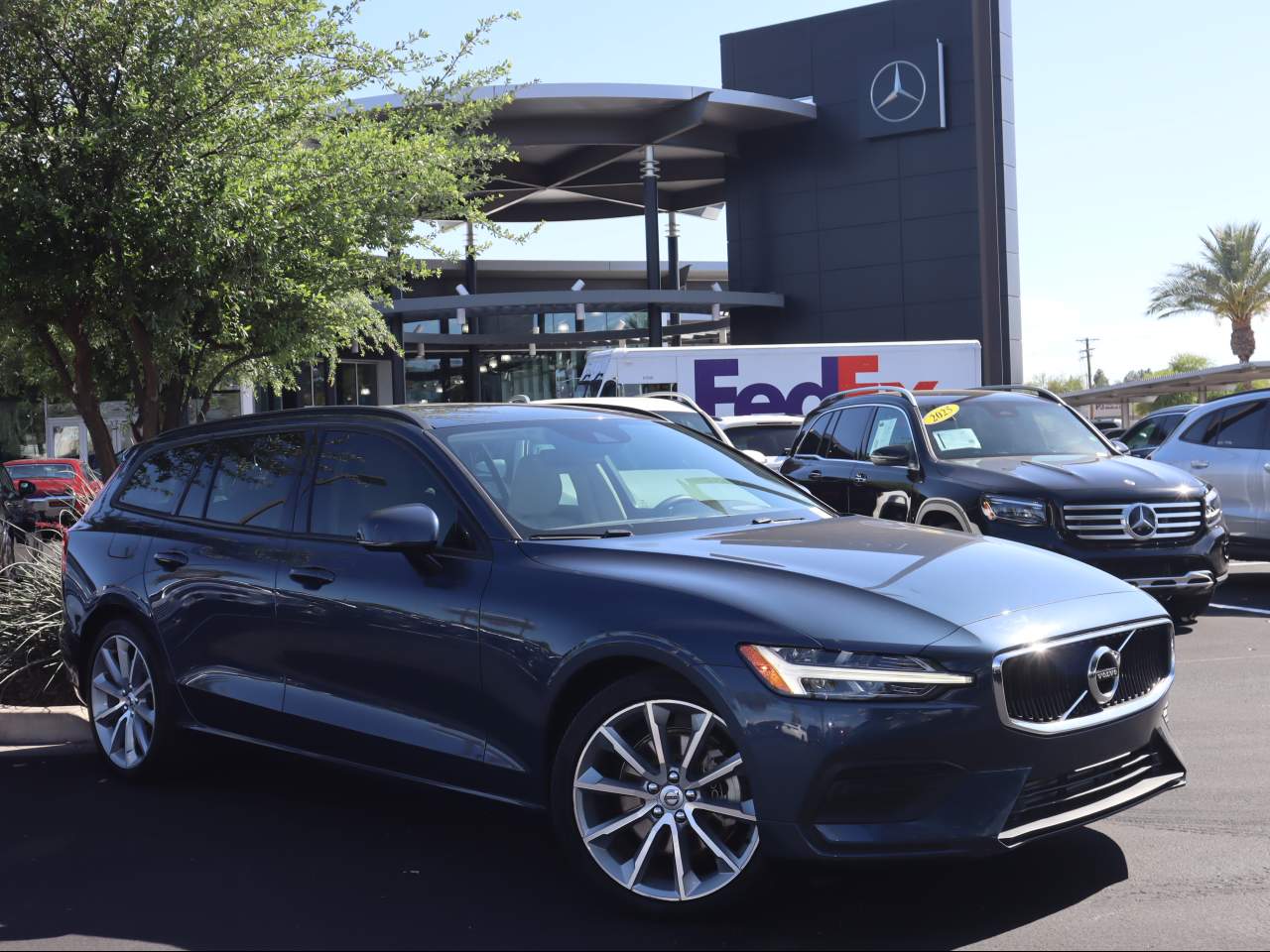 Denim Blue Metallic 2020 Volvo V60 T5 Momentum FWD Wagon Front-Wheel Drive 8-Speed Automatic