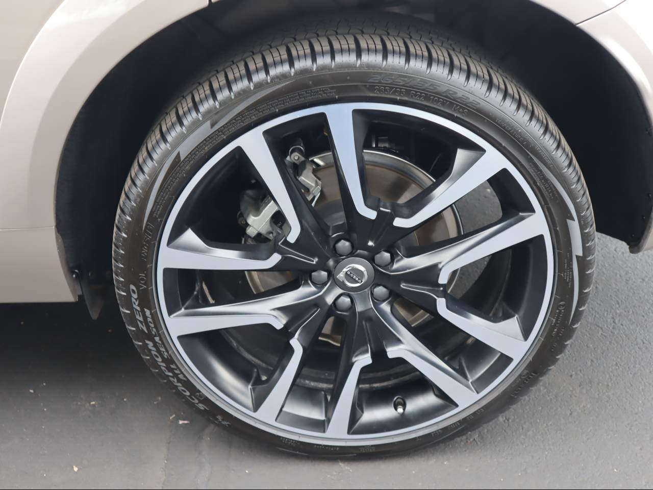 2023 Volvo XC60 Recharge T8 Ultimate Bright Theme
