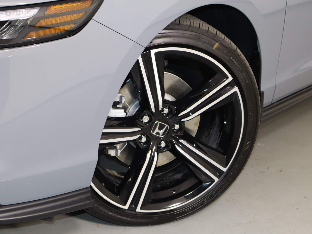 View vehicle photo 5