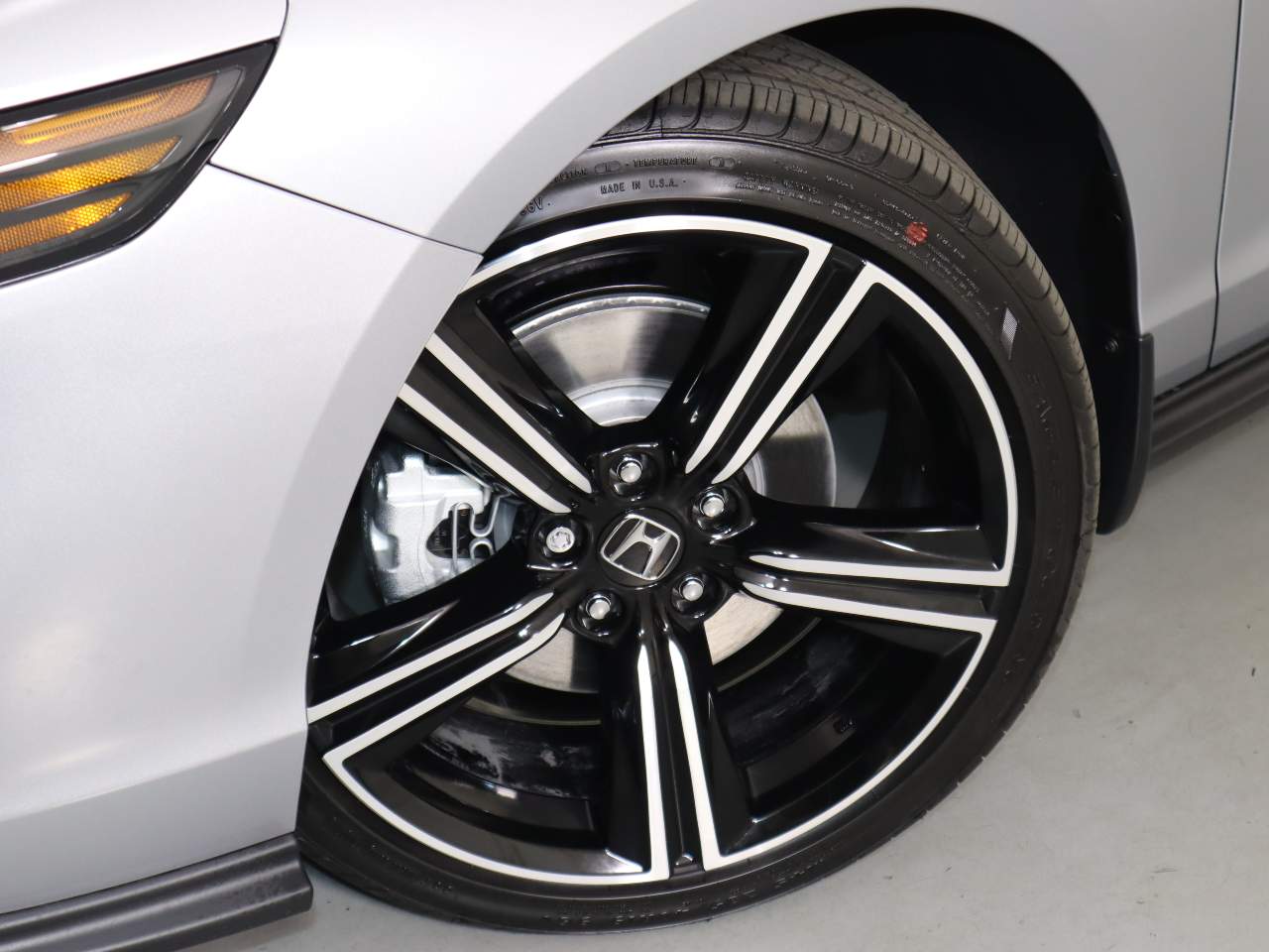 View vehicle photo 5