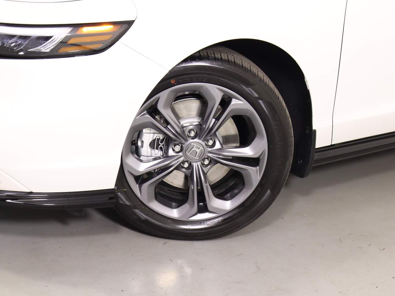 View vehicle photo 5