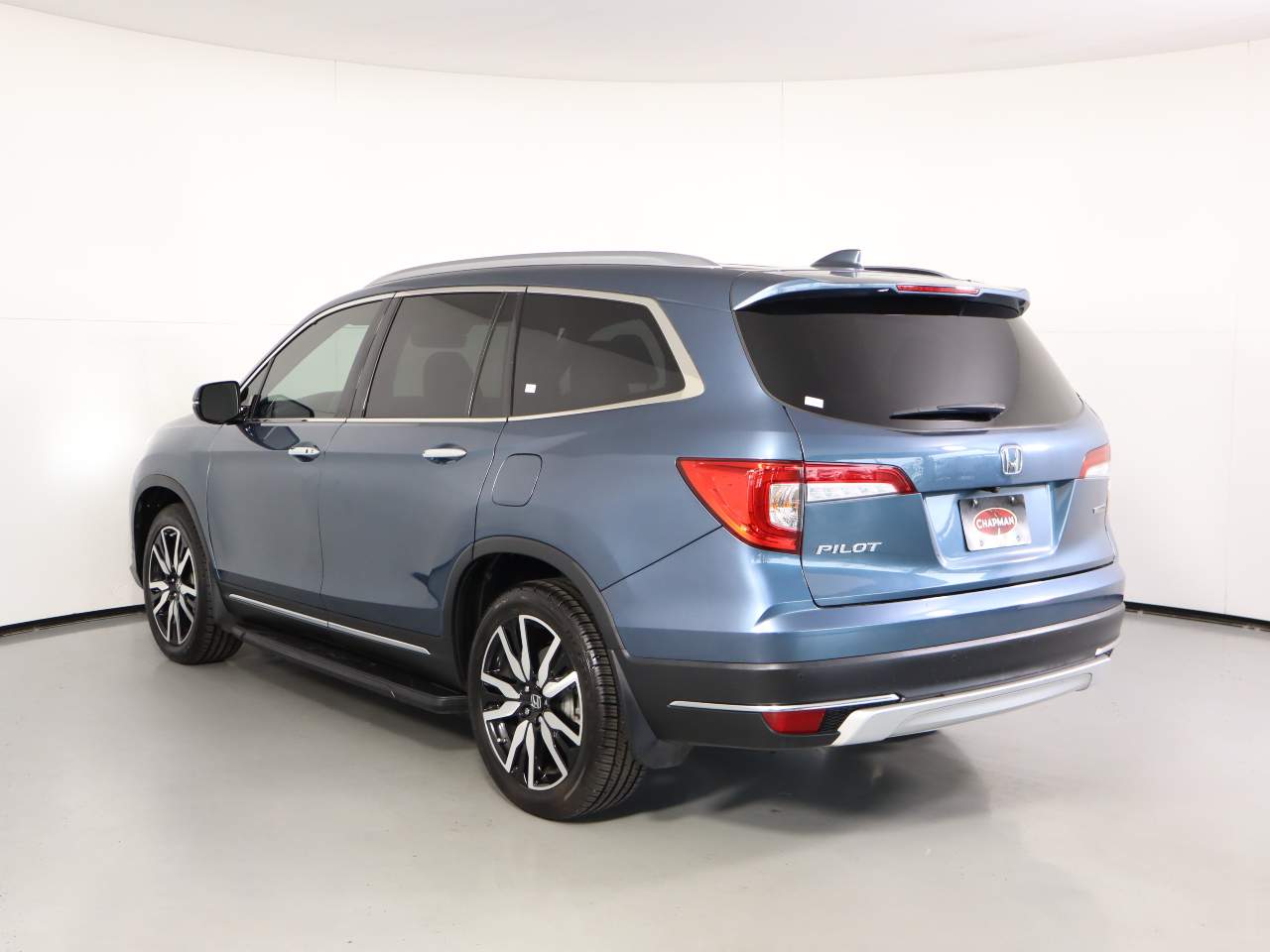 2020 Honda Pilot Touring w/Rear Captain's Chairs