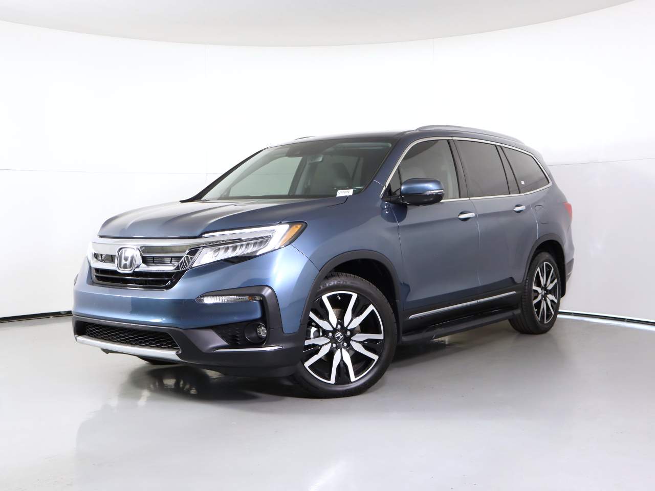 2020 Honda Pilot Touring w/Rear Captain's Chairs