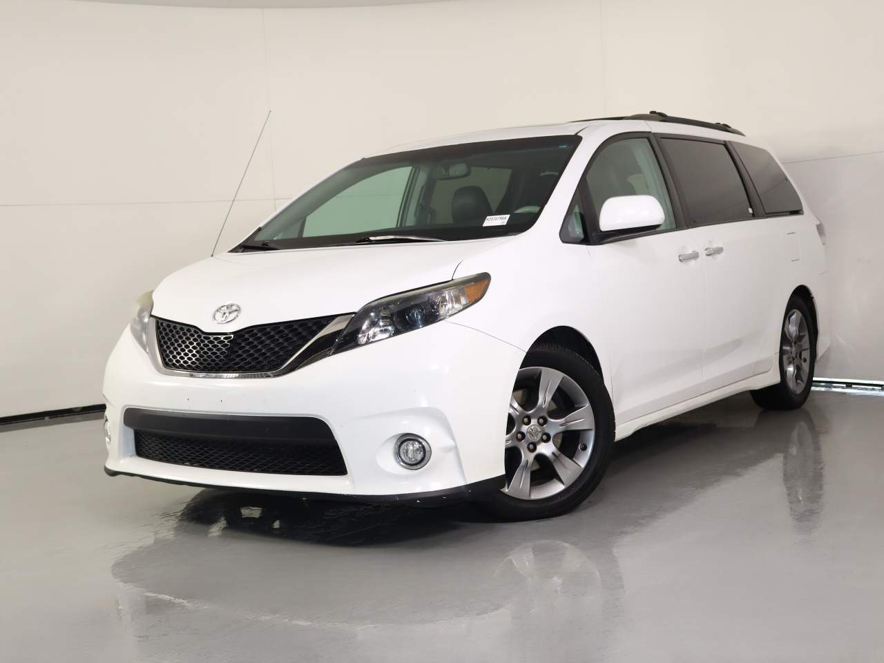 2014 Toyota Sienna SE 8-Passenger