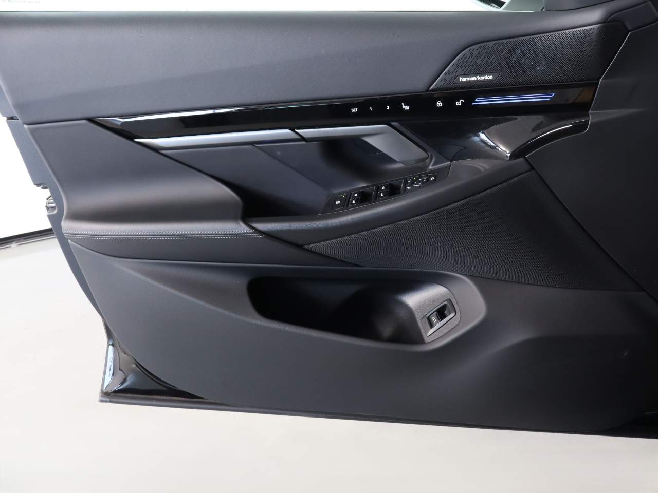 2025 BMW 5 Series 530i - Photo 16
