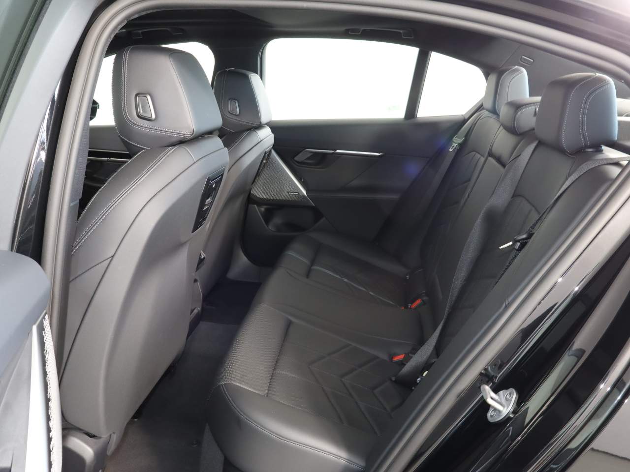 2025 BMW 5 Series 530i - Photo 15