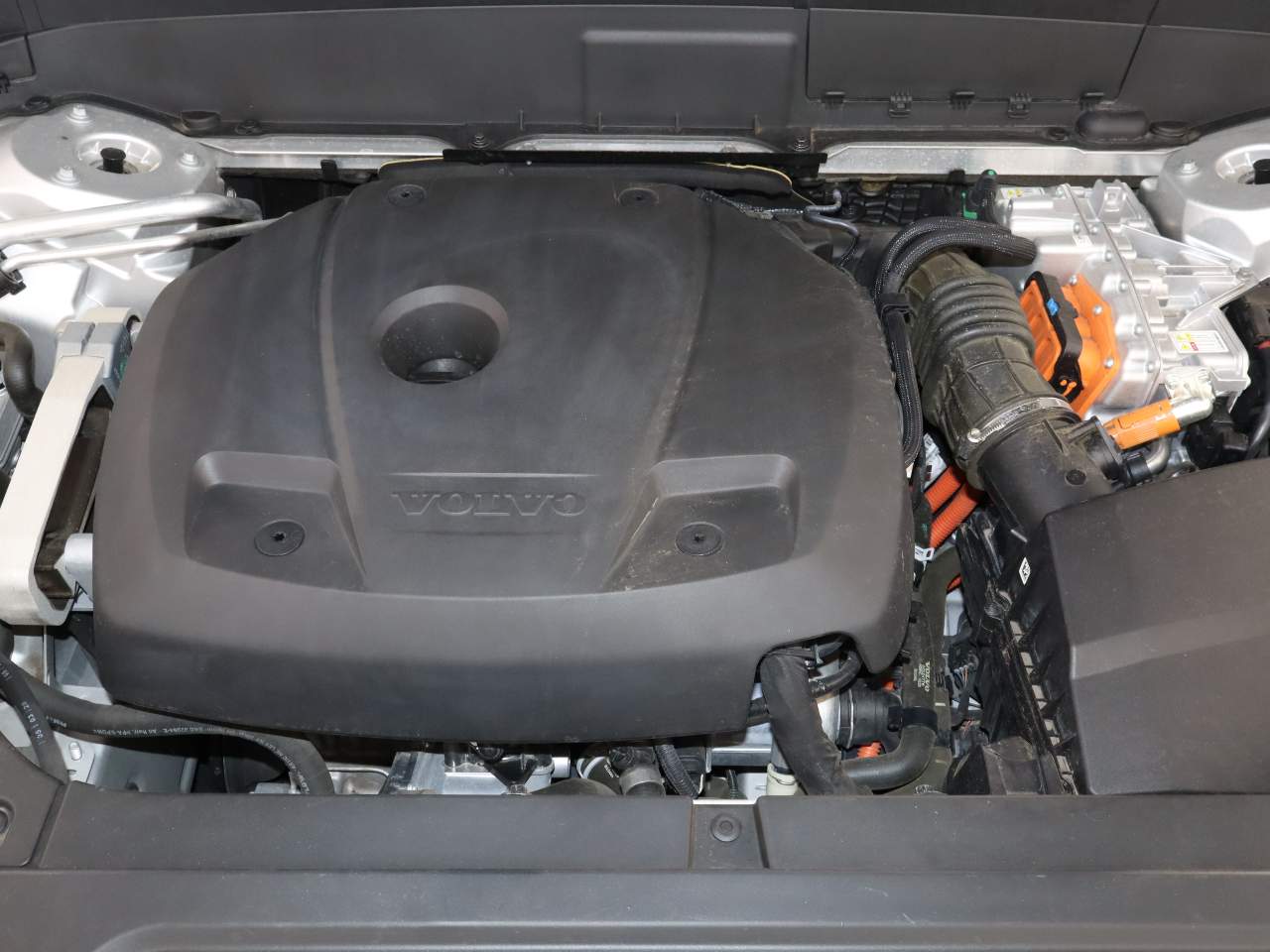 2020 Volvo XC90 T8 eAWD Momentum 6-Passenger
