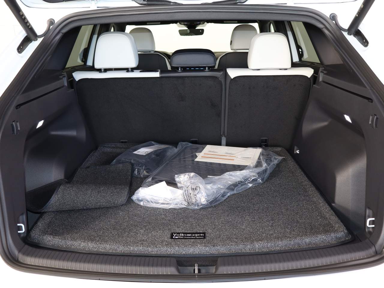 2026 Volkswagen Atlas Cross Sport SEL Premium R-Line photo 2