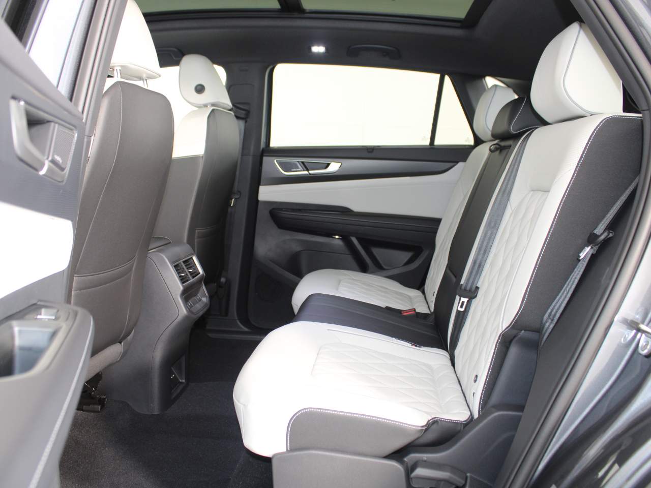 2025 Volkswagen Atlas Cross Sport SEL Premium R-LINE - Photo 12